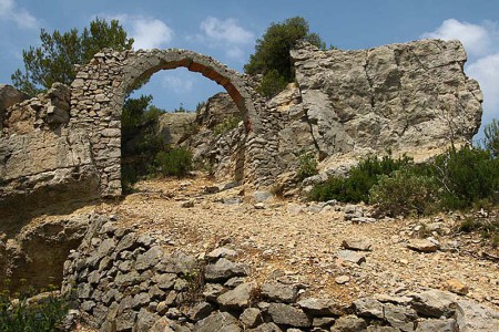 Les vestiges d'Aubignane-Village en ruine bâti par Marius Brouquier
